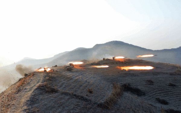 原文配圖：朝軍大演習(xí)山頂上火箭炮橫飛。